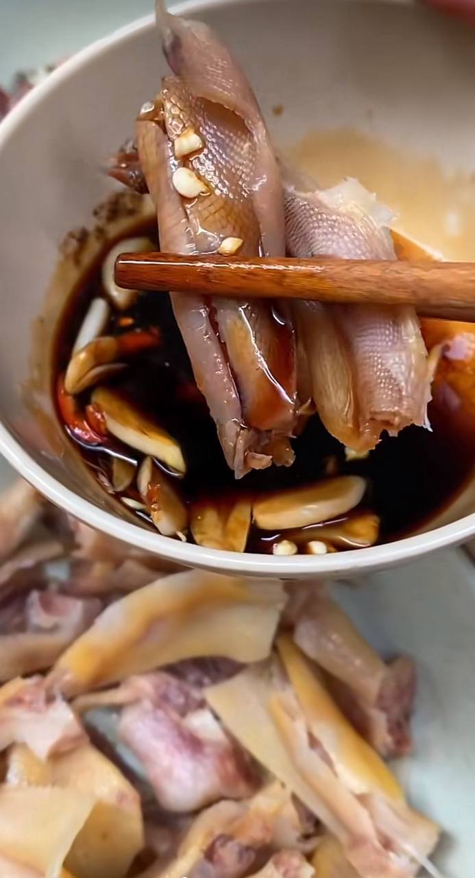 Qu&aacute;n b&uacute;n ngan H&agrave; Nội chuy&ecirc;n nh&igrave;n mặt kh&aacute;ch mới chịu t&iacute;nh tiền, đổi lại đĩa ch&acirc;n r&uacute;t xương ngon kh&oacute; c&oacute; đối thủ- Ảnh 8.