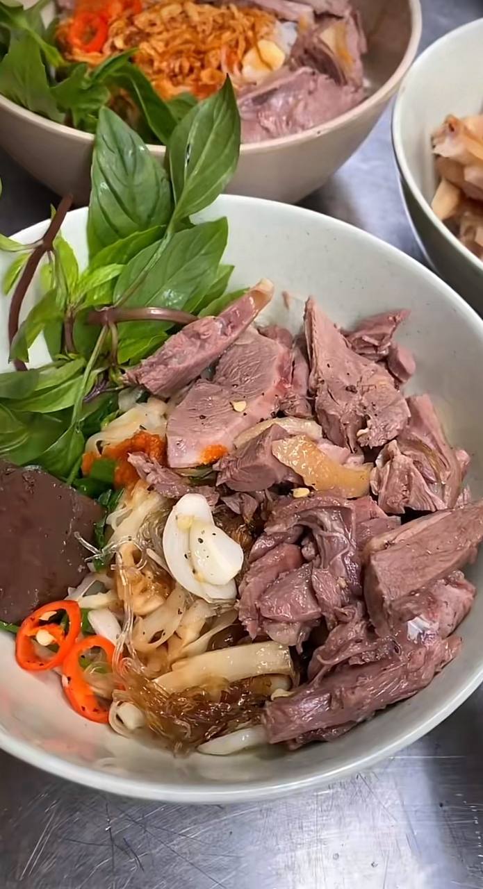 Qu&aacute;n b&uacute;n ngan H&agrave; Nội chuy&ecirc;n nh&igrave;n mặt kh&aacute;ch mới chịu t&iacute;nh tiền, đổi lại đĩa ch&acirc;n r&uacute;t xương ngon kh&oacute; c&oacute; đối thủ- Ảnh 7.