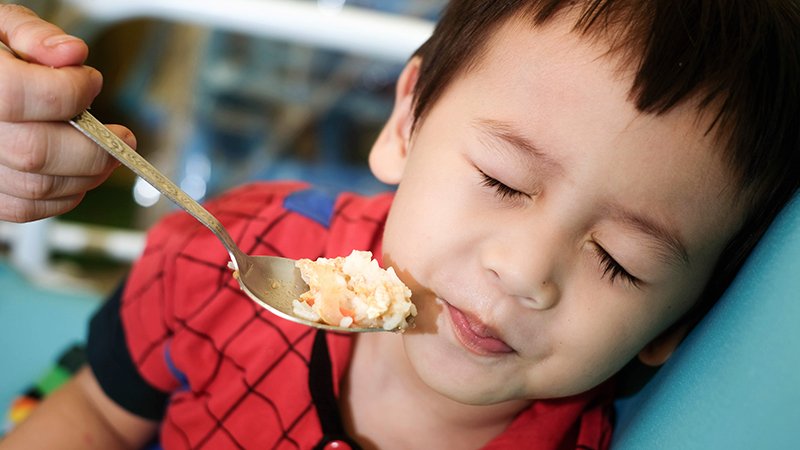 Nh&igrave;n v&agrave;o m&acirc;m cơm l&agrave; biết ngay một đứa trẻ lớn l&ecirc;n c&oacute; tự lập hay kh&ocirc;ng - Ảnh 1.