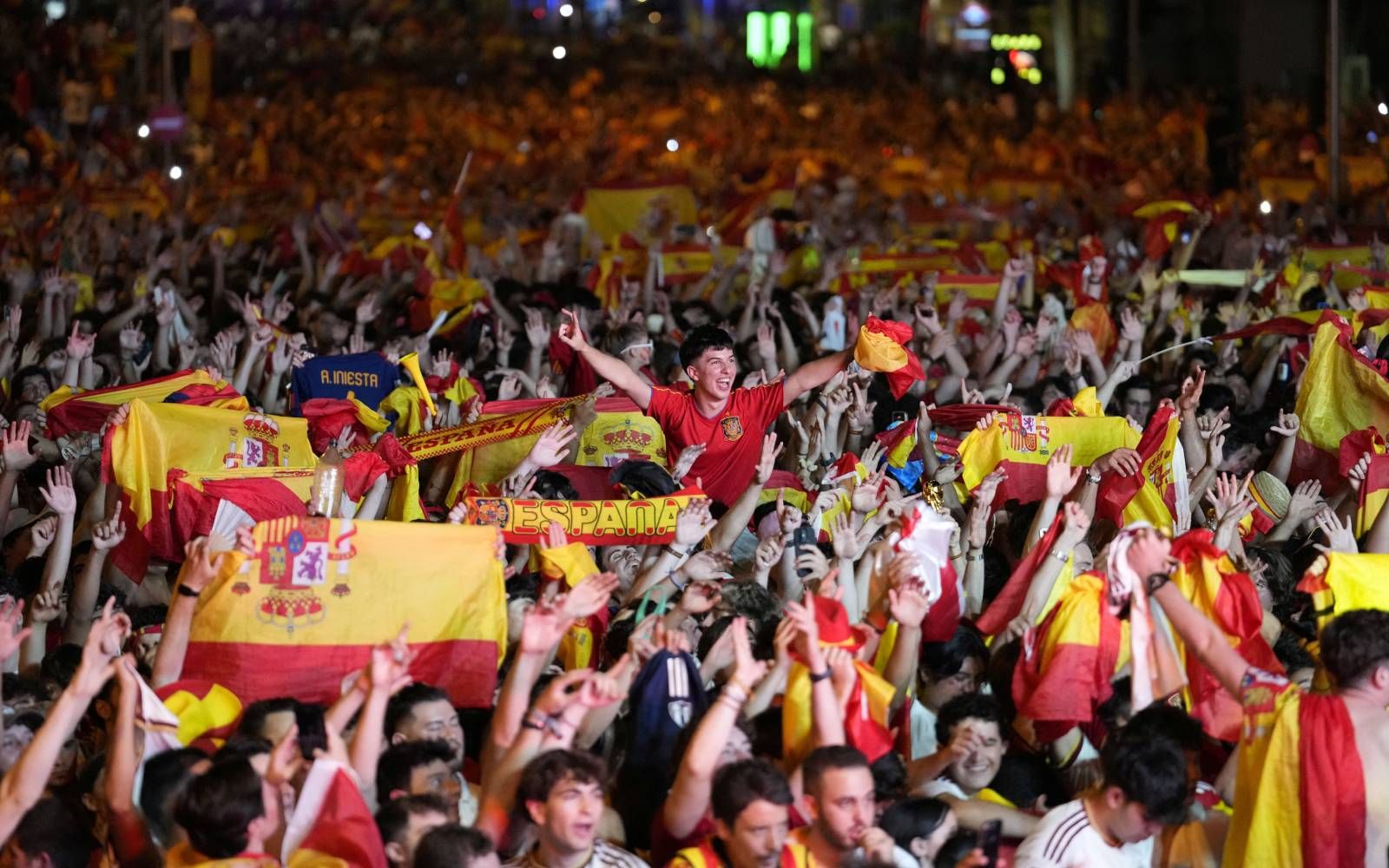 T&acirc;y Ban Nha l&uacute;c n&agrave;y: H&agrave;ng triệu người ho&agrave;n to&agrave;n b&ugrave;ng nổ sau khi ĐT v&ocirc; địch World Cup! - Ảnh 4.