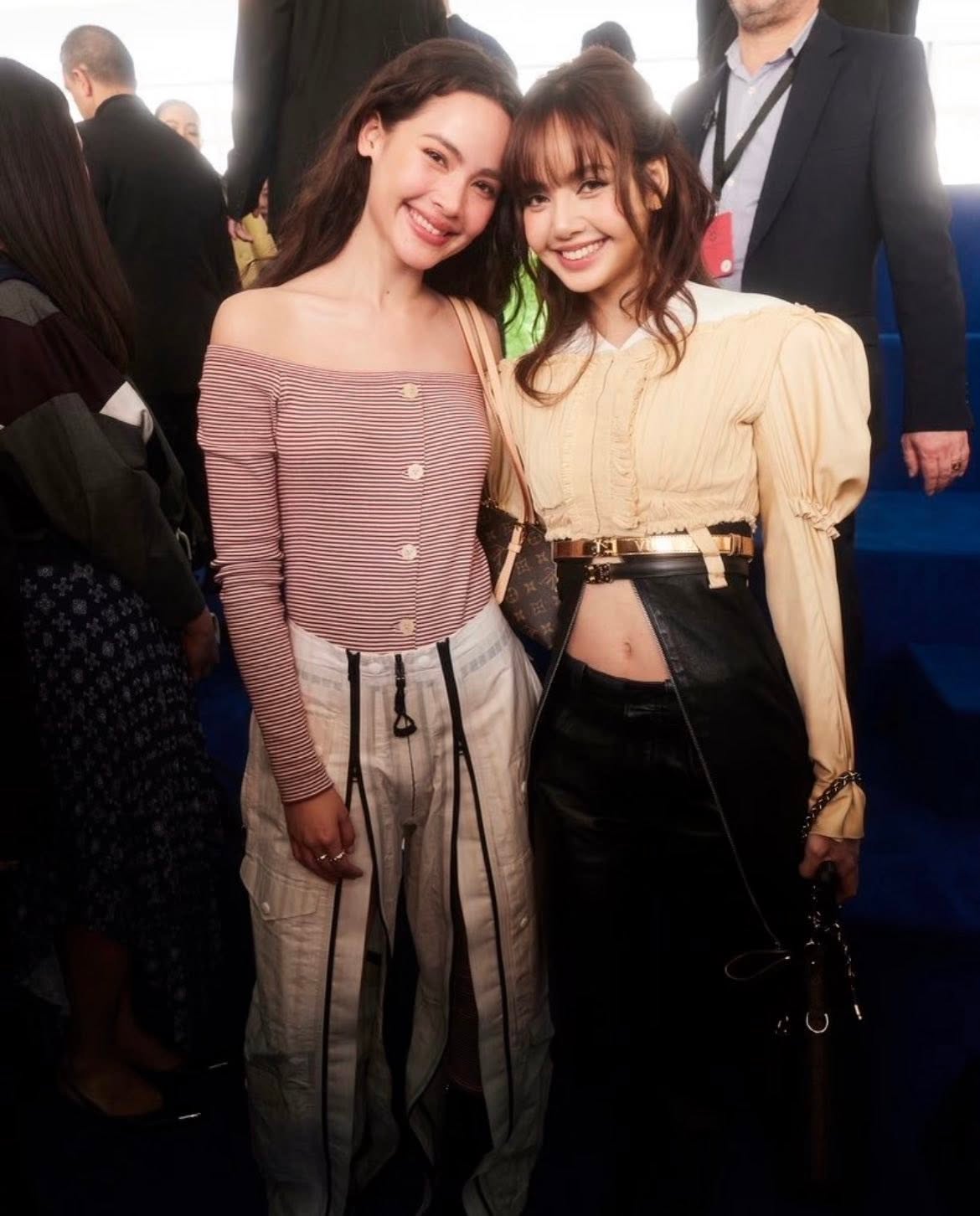 Ho&aacute; ra Lisa đi đ&aacute;m cưới đồng nghiệp cũng như ch&uacute;ng ta: V&aacute;y lụa đơn giản m&agrave; sang, cười t&iacute;t mắt từ đầu đến cuối- Ảnh 7.