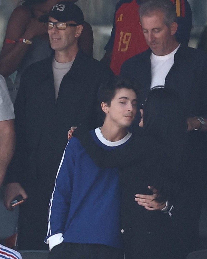 L&oacute;a mắt d&agrave;n sao tề tựu ở chung kết World Cup: Timoth&eacute;e Chalamet kh&oacute;a m&ocirc;i "em ghệ" Kylie Jenner, khiến nh&agrave; Beckham - Beyonc&eacute; -  Rihanna bị lu mờ - Ảnh 5.