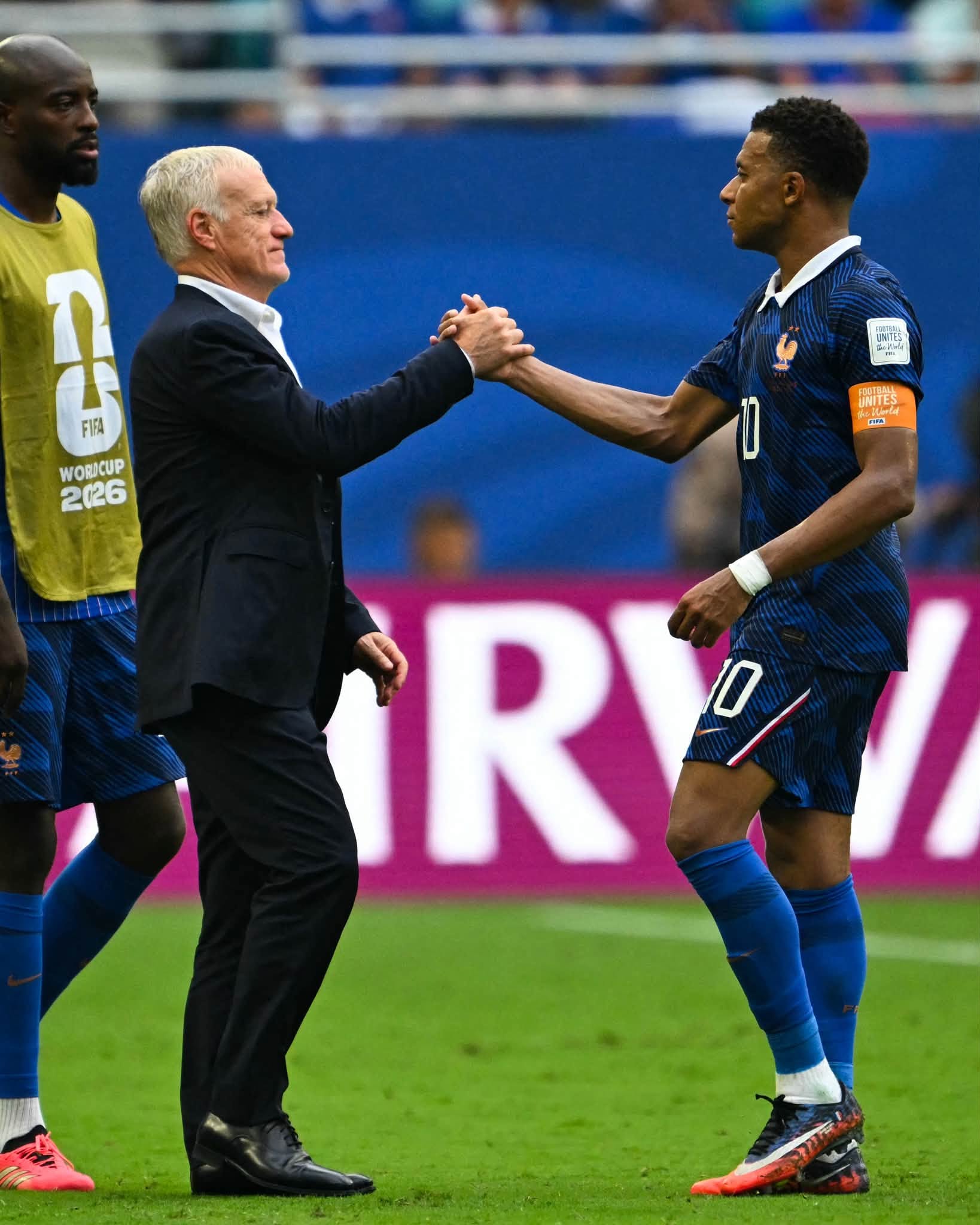 Mbappe viết t&acirc;m thư đẫm nước mắt chia tay HLV Deschamps: "Đ&aacute;ng lẽ sẽ c&oacute; đoạn kết vi&ecirc;n m&atilde;n, nhưng ch&uacute;ng ta đ&atilde; thất bại" - Ảnh 1.