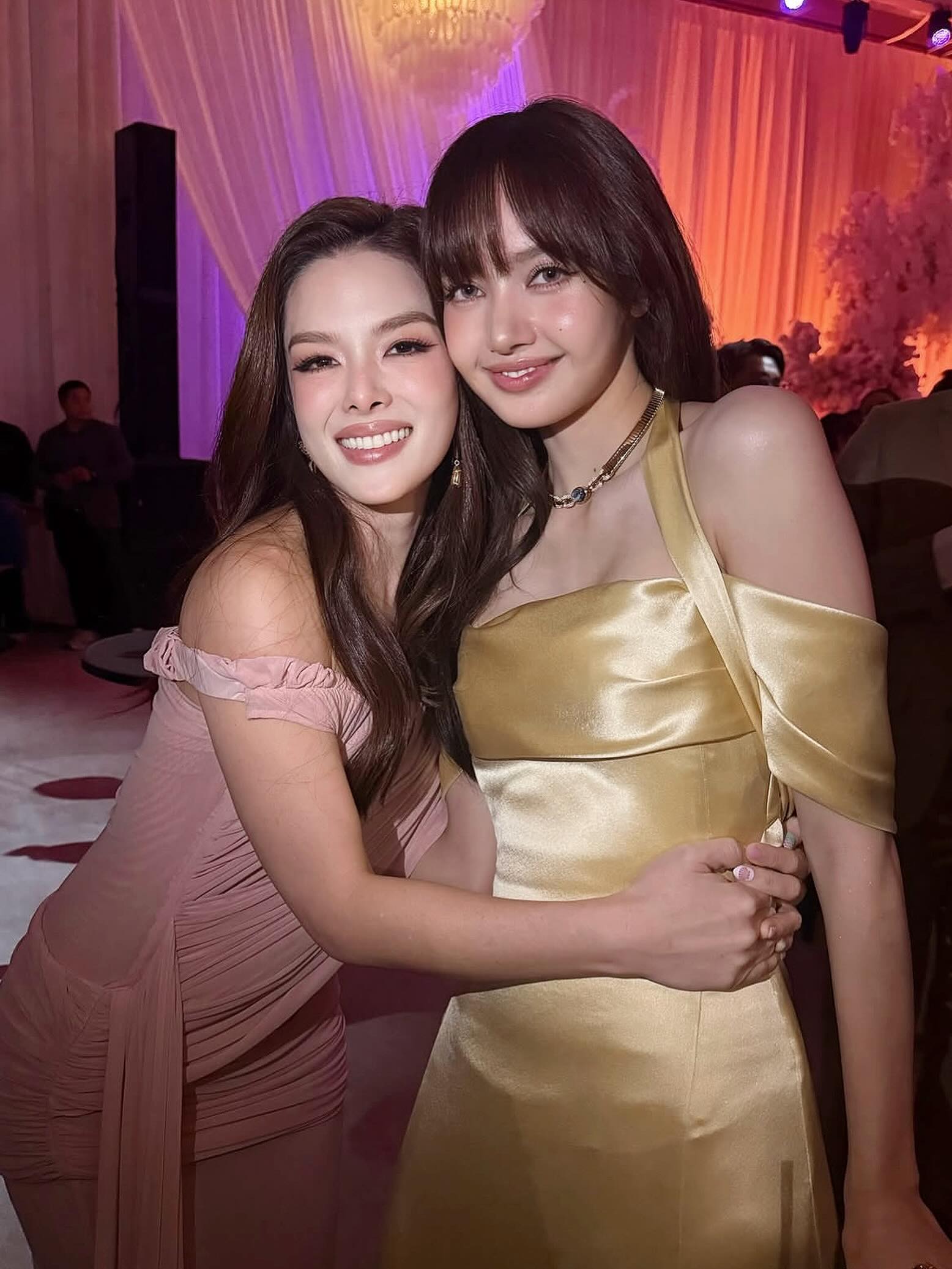Ho&aacute; ra Lisa đi đ&aacute;m cưới đồng nghiệp cũng như ch&uacute;ng ta: V&aacute;y lụa đơn giản m&agrave; sang, cười t&iacute;t mắt từ đầu đến cuối- Ảnh 3.