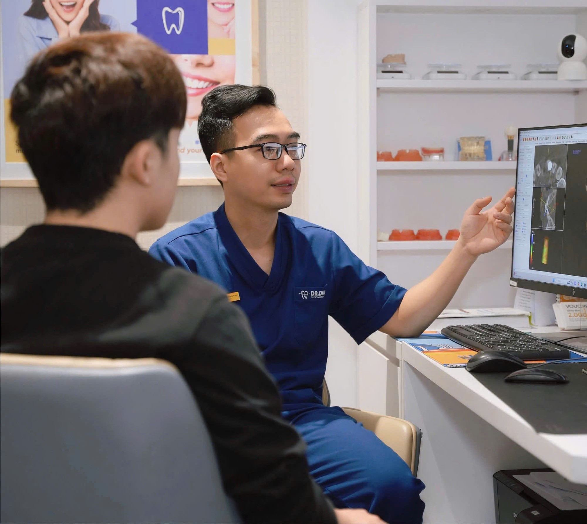 V&igrave; sao nhiều người bọc răng sứ xong bị h&ocirc;i miệng? - Ảnh 2.