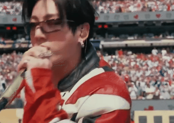 11 phút điên rồ của half-time show World Cup: Madonna mang Ronaldo trở lại, Justin Bieber hát quá hay, BTS - Shakira "nổ lớn"! - Ảnh 3.