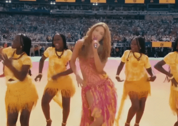 11 phút điên rồ của half-time show World Cup: Madonna mang Ronaldo trở lại, Justin Bieber hát quá hay, BTS - Shakira "nổ lớn"! - Ảnh 7.