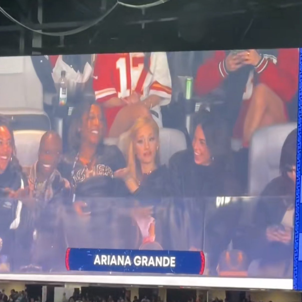 L&oacute;a mắt d&agrave;n sao tề tựu ở chung kết World Cup: Timoth&eacute;e Chalamet kh&oacute;a m&ocirc;i "em ghệ" Kylie Jenner, khiến nh&agrave; Beckham - Beyonc&eacute; -  Rihanna bị lu mờ - Ảnh 13.