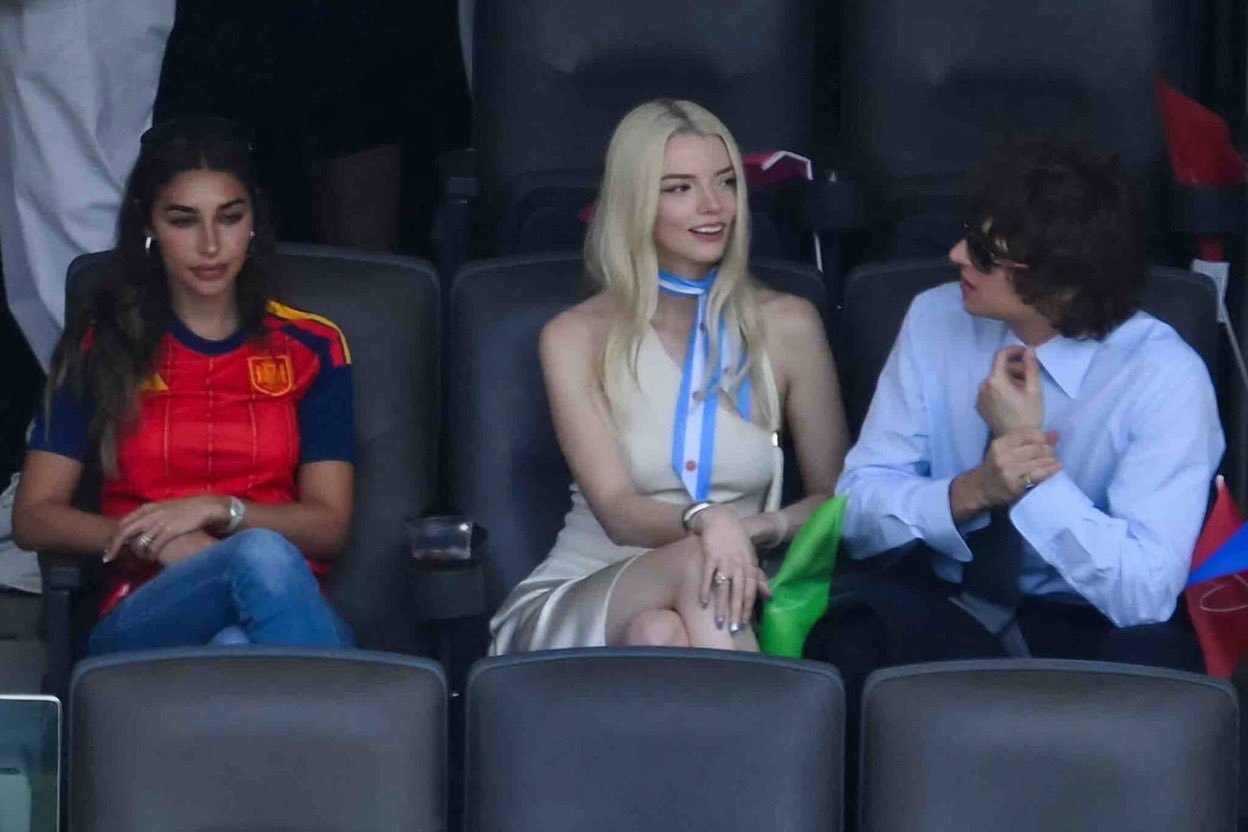 L&oacute;a mắt d&agrave;n sao tề tựu ở chung kết World Cup: Timoth&eacute;e Chalamet kh&oacute;a m&ocirc;i "em ghệ" Kylie Jenner, khiến nh&agrave; Beckham - Beyonc&eacute; -  Rihanna bị lu mờ - Ảnh 12.