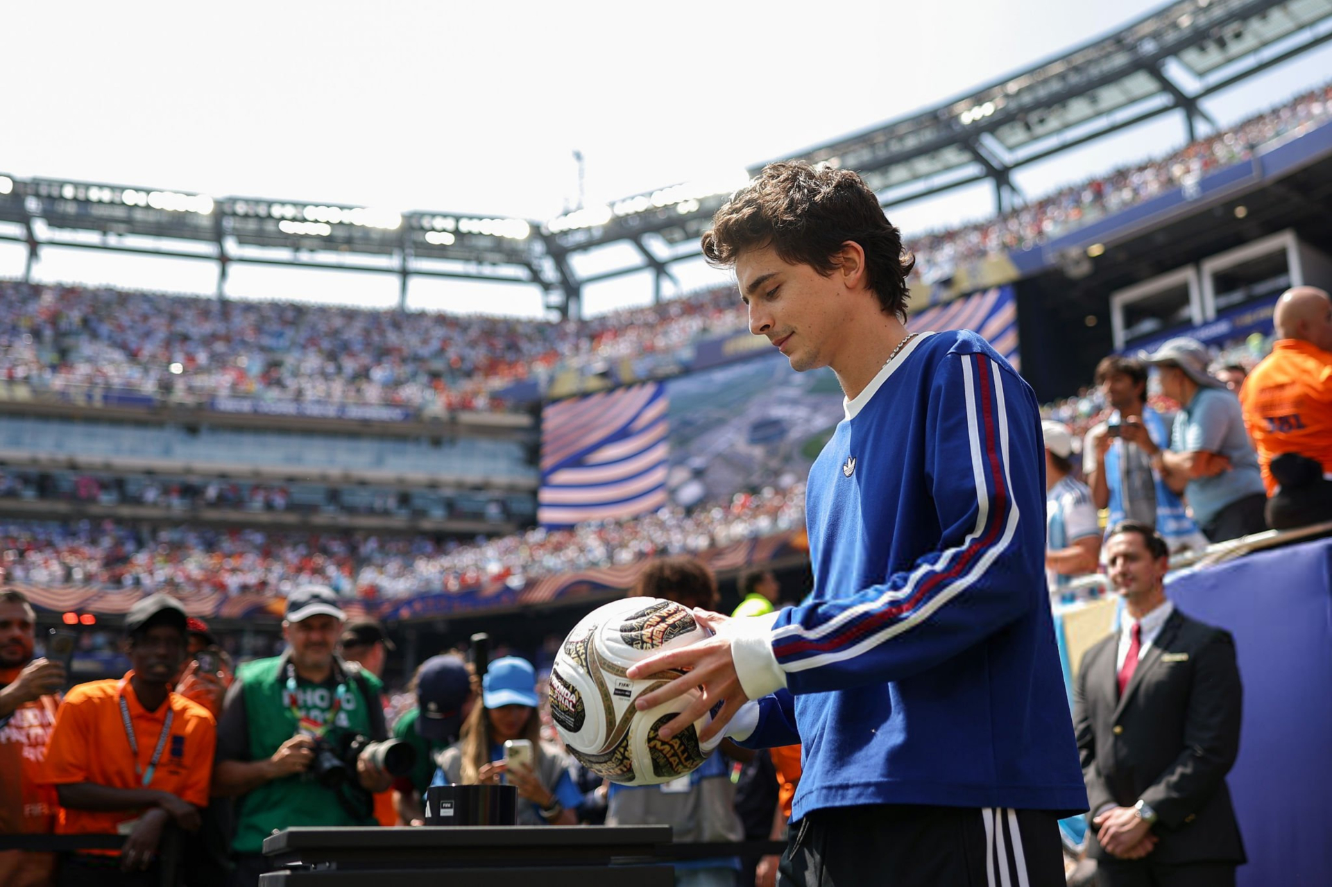 L&oacute;a mắt d&agrave;n sao tề tựu ở chung kết World Cup: Timoth&eacute;e Chalamet kh&oacute;a m&ocirc;i "em ghệ" Kylie Jenner, khiến nh&agrave; Beckham - Beyonc&eacute; -  Rihanna bị lu mờ - Ảnh 2.
