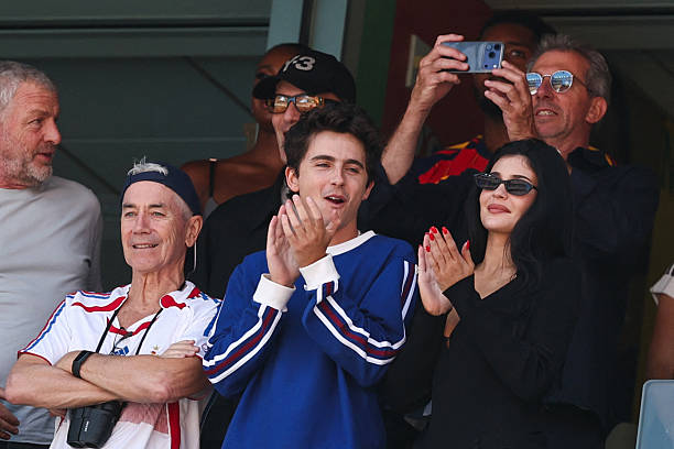 L&oacute;a mắt d&agrave;n sao tề tựu ở chung kết World Cup: Timoth&eacute;e Chalamet kh&oacute;a m&ocirc;i "em ghệ" Kylie Jenner, khiến nh&agrave; Beckham - Beyonc&eacute; -  Rihanna bị lu mờ - Ảnh 4.