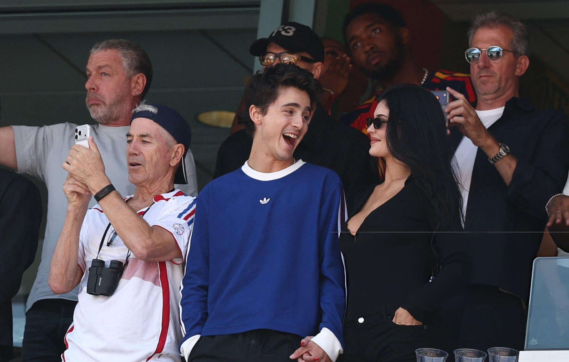 L&oacute;a mắt d&agrave;n sao tề tựu ở chung kết World Cup: Timoth&eacute;e Chalamet kh&oacute;a m&ocirc;i "em ghệ" Kylie Jenner, khiến nh&agrave; Beckham - Beyonc&eacute; -  Rihanna bị lu mờ - Ảnh 3.