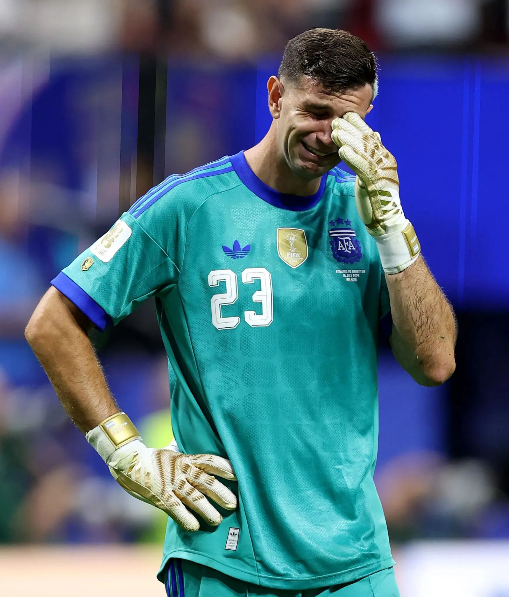 Bí mật phi thường của thủ môn Emiliano Martinez: Gãy ngón tay, không thể tập luyện nhưng vẫn bắt chính cho Argentina suốt World Cup- Ảnh 1.