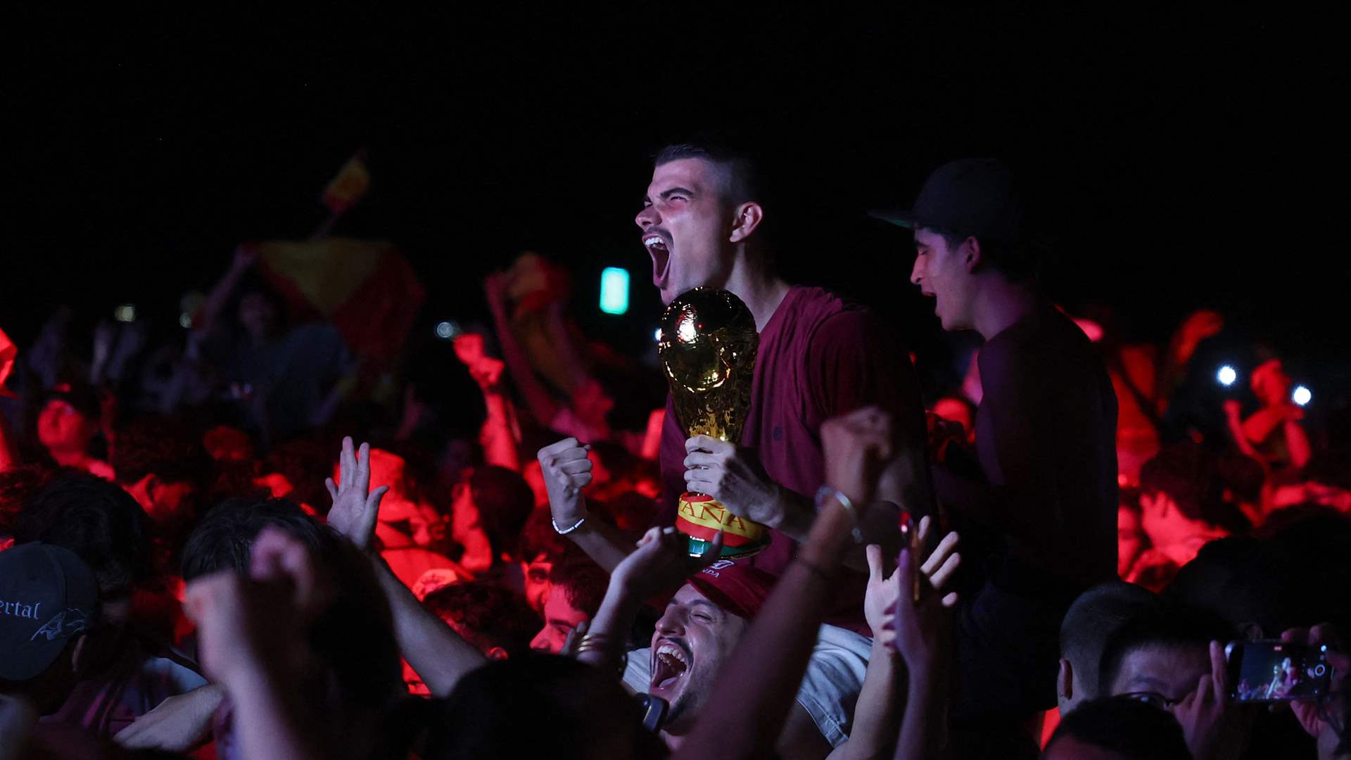 T&acirc;y Ban Nha l&uacute;c n&agrave;y: H&agrave;ng triệu người ho&agrave;n to&agrave;n b&ugrave;ng nổ sau khi ĐT v&ocirc; địch World Cup! - Ảnh 2.