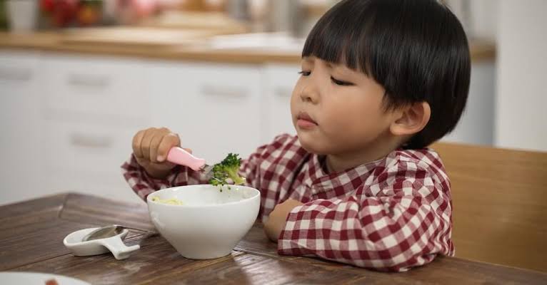 Nh&igrave;n v&agrave;o m&acirc;m cơm l&agrave; biết ngay một đứa trẻ lớn l&ecirc;n c&oacute; tự lập hay kh&ocirc;ng - Ảnh 2.