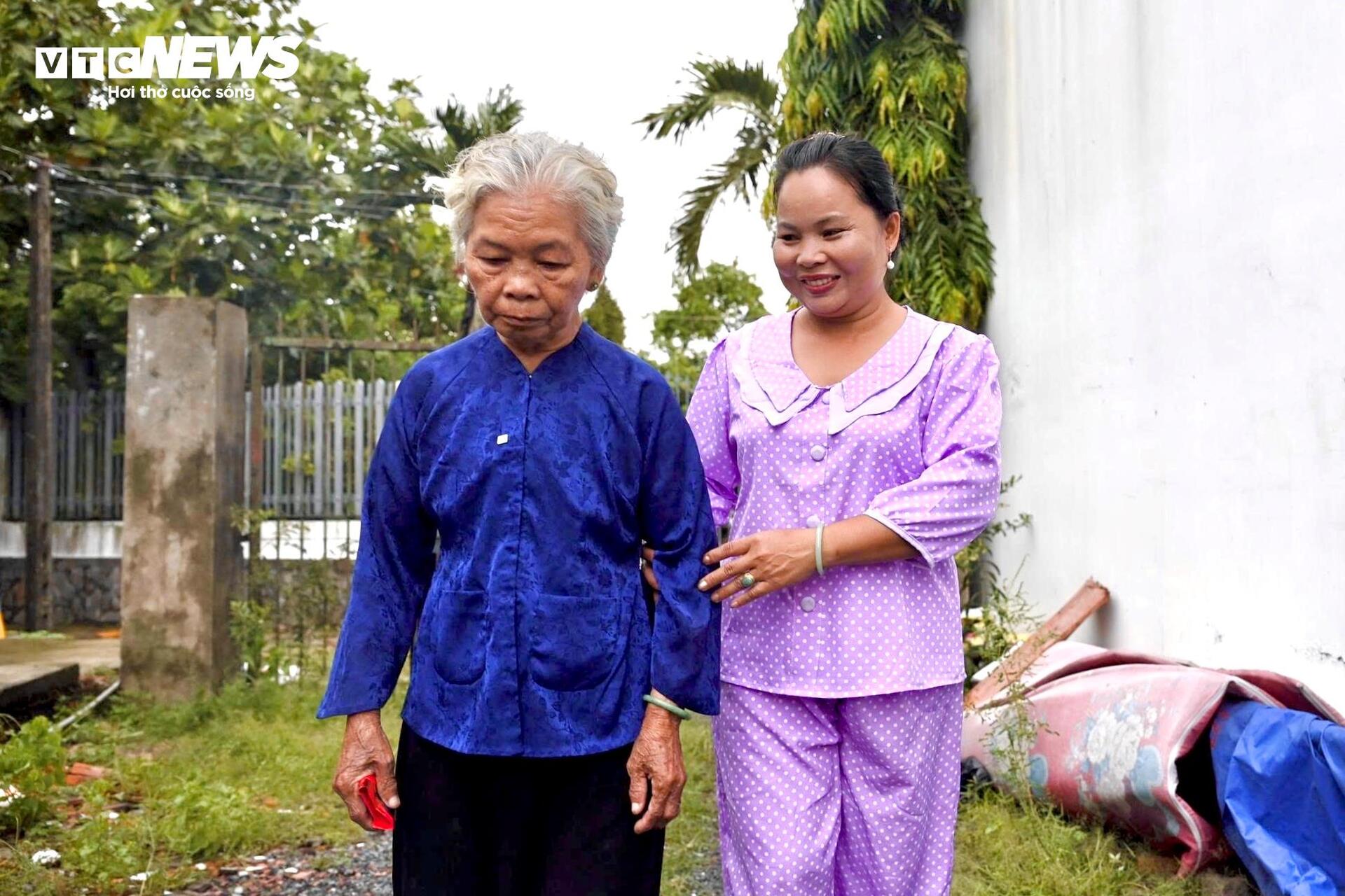 Vợ liệt sĩ Huỳnh Văn Qu&ecirc;n: 'Từ nay tui l&agrave; vợ &ocirc;ng ấy thật rồi...'- Ảnh 3.