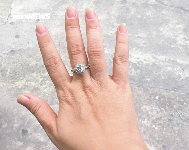 Người TP.HCM &lsquo;to&aacute;t mồ h&ocirc;i&rsquo; đi b&aacute;n kim cương- Ảnh 2.