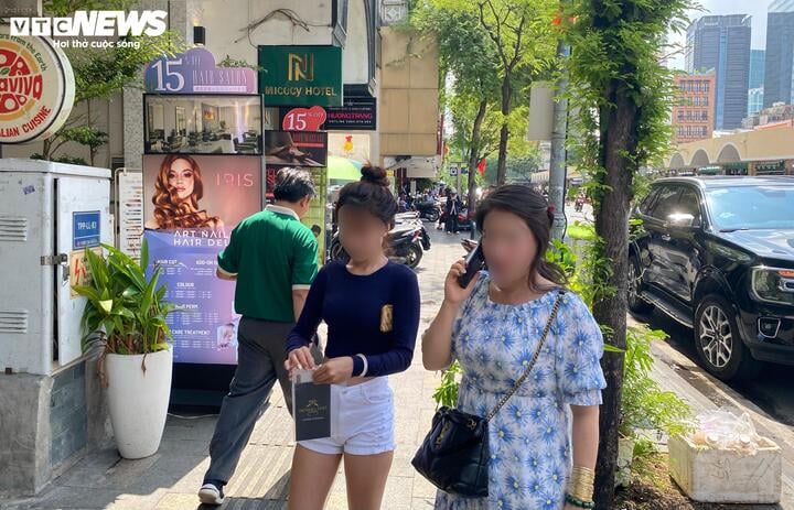Người TP.HCM &lsquo;to&aacute;t mồ h&ocirc;i&rsquo; đi b&aacute;n kim cương- Ảnh 1.