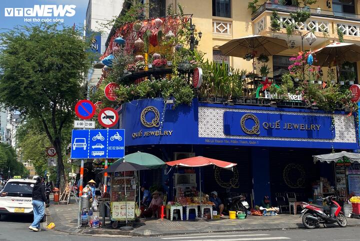 Người TP.HCM &lsquo;to&aacute;t mồ h&ocirc;i&rsquo; đi b&aacute;n kim cương- Ảnh 4.