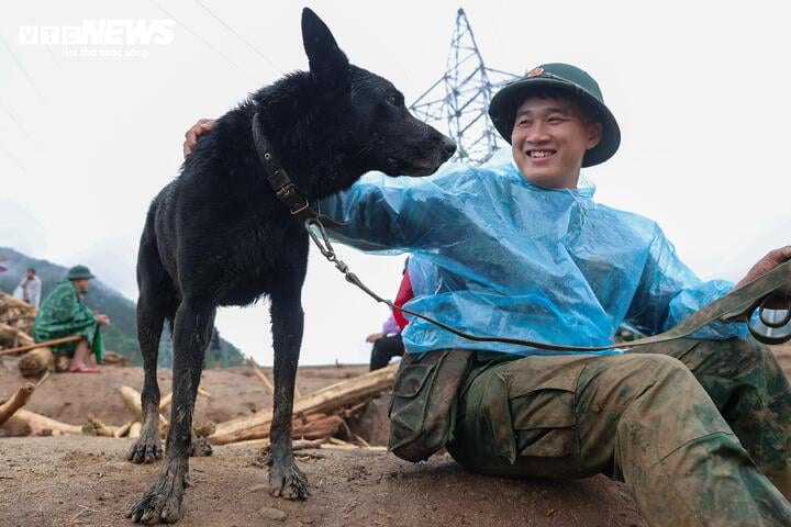 'Chiến binh 4 ch&acirc;n' từng t&igrave;m kiếm người ở L&agrave;ng Nủ, nay v&agrave;o Mường Than cứu nạn- Ảnh 10.