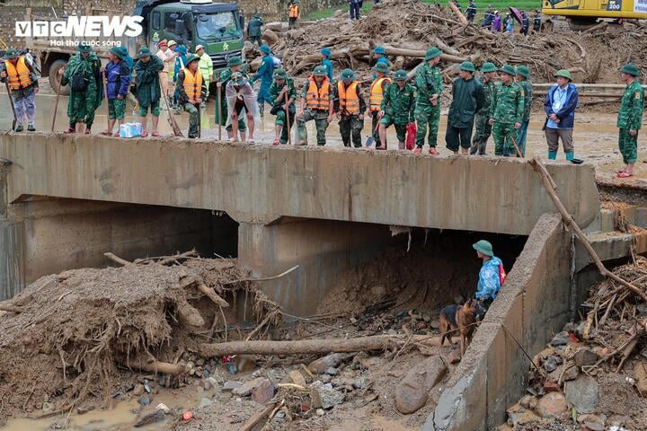 'Chiến binh 4 ch&acirc;n' từng t&igrave;m kiếm người ở L&agrave;ng Nủ, nay v&agrave;o Mường Than cứu nạn- Ảnh 3.
