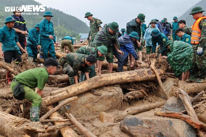 'Chiến binh 4 ch&acirc;n' từng t&igrave;m kiếm người ở L&agrave;ng Nủ, nay v&agrave;o Mường Than cứu nạn- Ảnh 7.