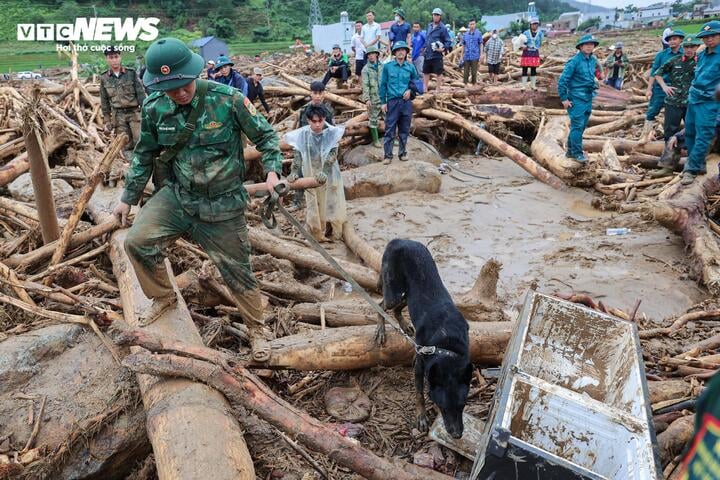 'Chiến binh 4 ch&acirc;n' từng t&igrave;m kiếm người ở L&agrave;ng Nủ, nay v&agrave;o Mường Than cứu nạn- Ảnh 4.