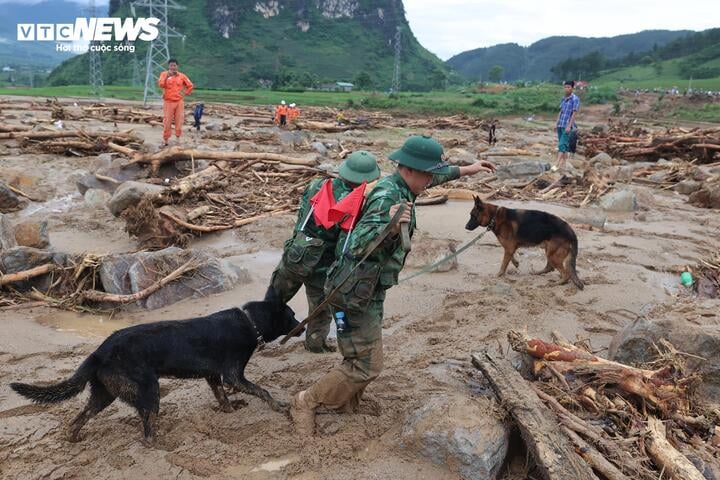 'Chiến binh 4 ch&acirc;n' từng t&igrave;m kiếm người ở L&agrave;ng Nủ, nay v&agrave;o Mường Than cứu nạn- Ảnh 8.