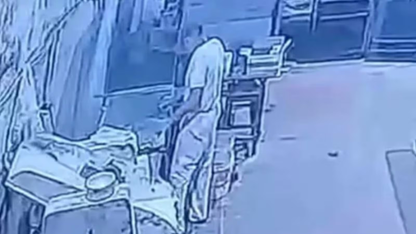 Thợ l&agrave;m b&aacute;nh tử vong khi bị cuốn v&agrave;o m&aacute;y trộn bột c&ocirc;ng nghiệp - Ảnh 1.