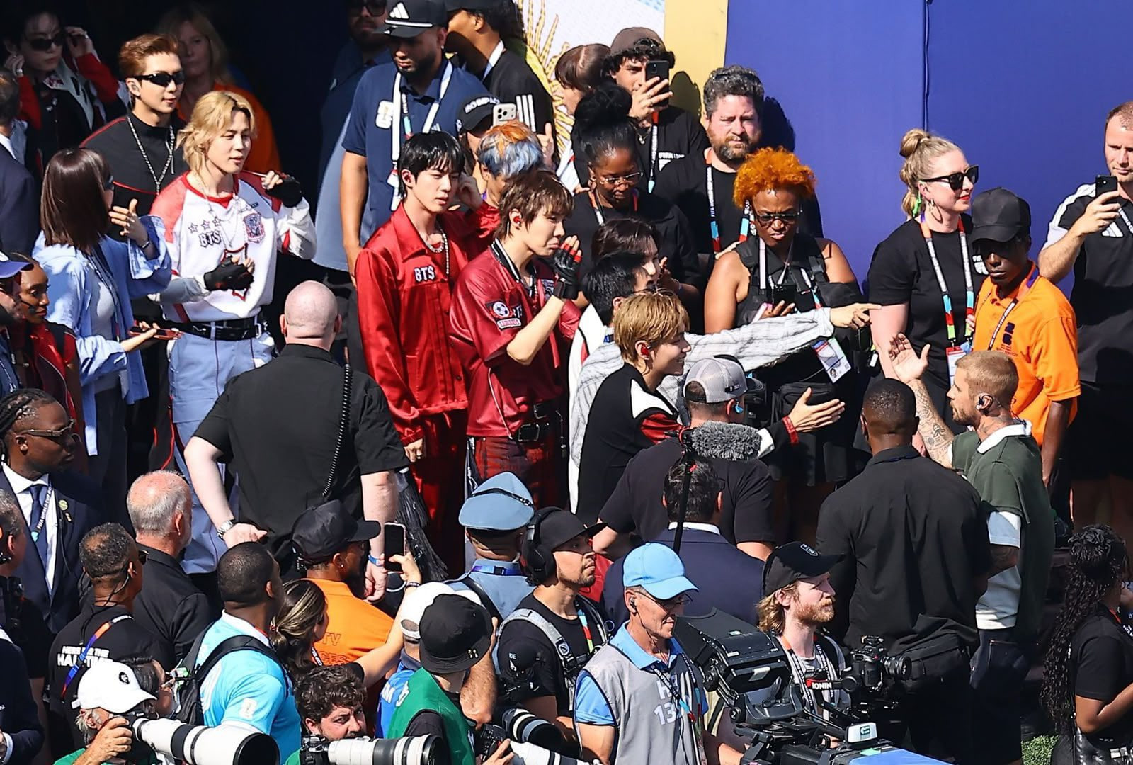 Gallery - 11 phút của halftime show World Cup: Madonna mang Ronaldo trở lại, Justin Bieber hát hay, BTS - Shakira "nổ lớn"! - image 18