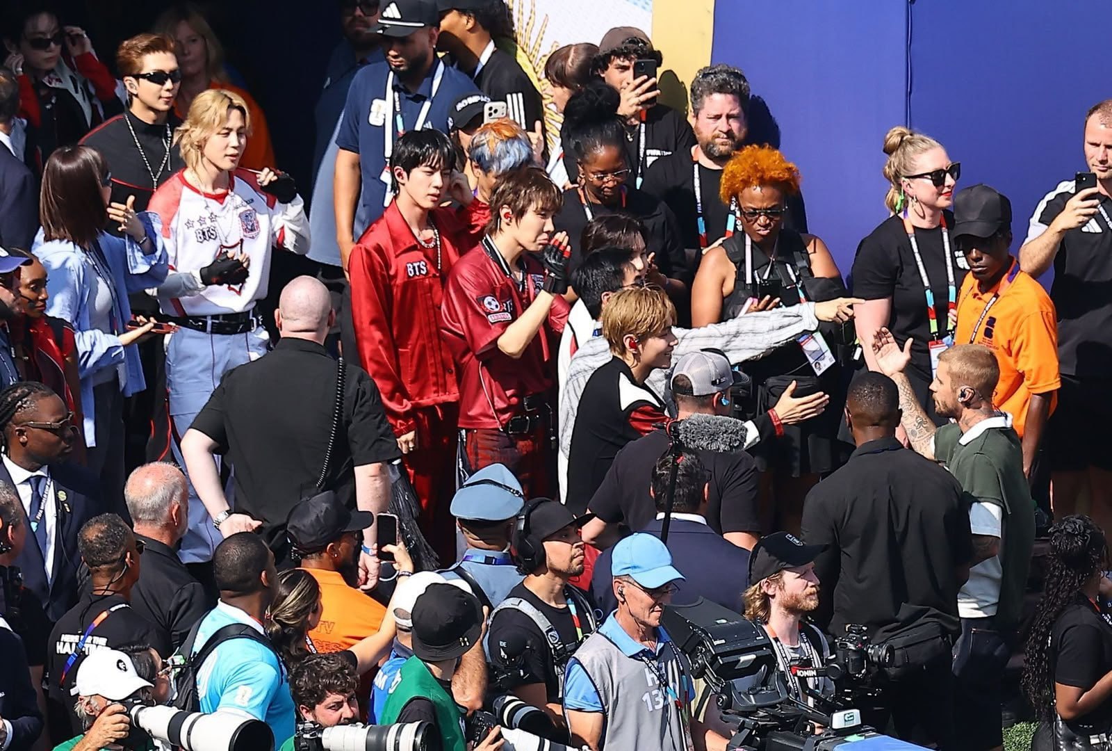 BTS - Justin Bieber chen ch&uacute;c tr&ecirc;n s&acirc;n khấu World Cup, Jung Kook kiến tạo khung h&igrave;nh m&ecirc; người thỏa l&ograve;ng fanboy- Ảnh 3.