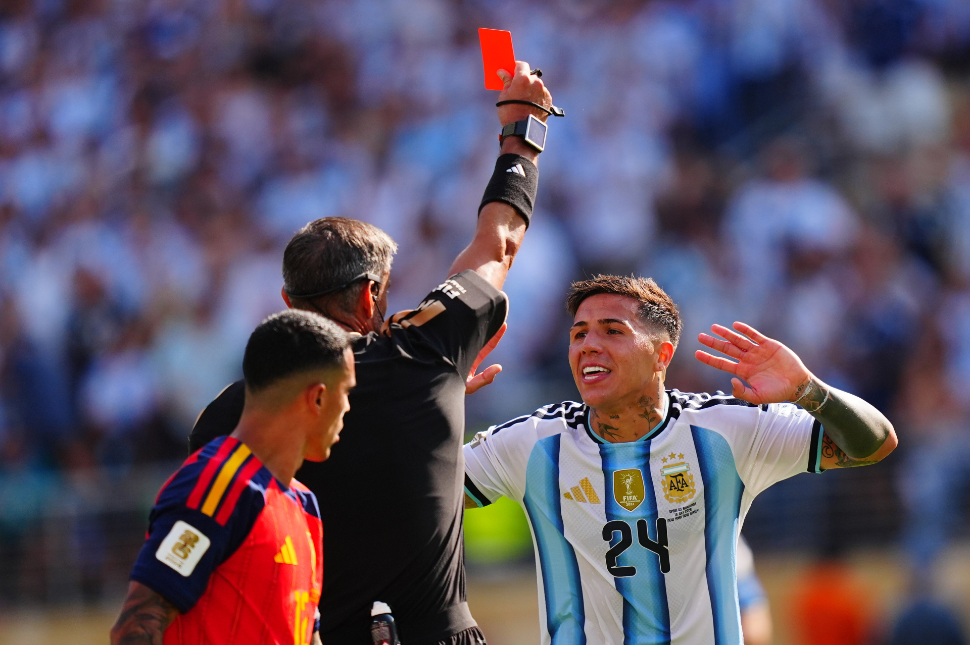 "Đúng là trẻ con" – Messi bị chỉ trích vì mách trọng tài vụ Cucurella che miệng 1 Enzo Fernandez nhận thẻ đỏ tai hại hủy hoại cả Argentina