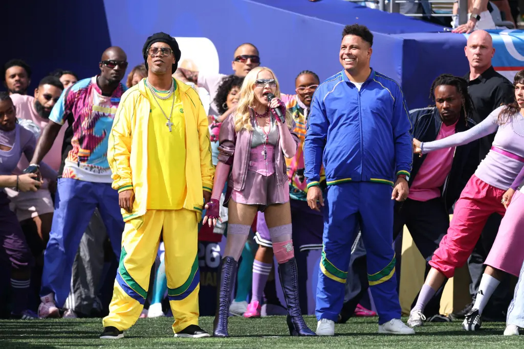 Lật tẩy nhan sắc "phi l&yacute;" của Shakira - Madonna ở chung kết World Cup- Ảnh 7.