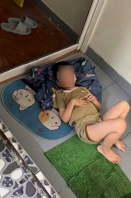 Gi&aacute;o vi&ecirc;n mầm non bị tố bắt trẻ ngủ trước cửa nh&agrave; vệ sinh: B&eacute; l&agrave;m ồn, kh&ocirc;ng ngủ trưa n&ecirc;n bị c&ocirc; phạt- Ảnh 1.