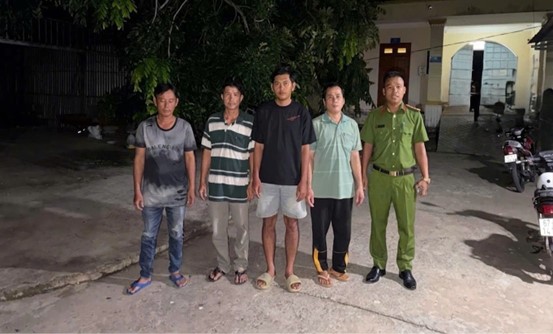 Công an điều tra tổng giao dịch chuyển khoản 26.700.000 đồng tại một quán cà phê, 4 người đàn ông bị bắt tạm giam- Ảnh 1.