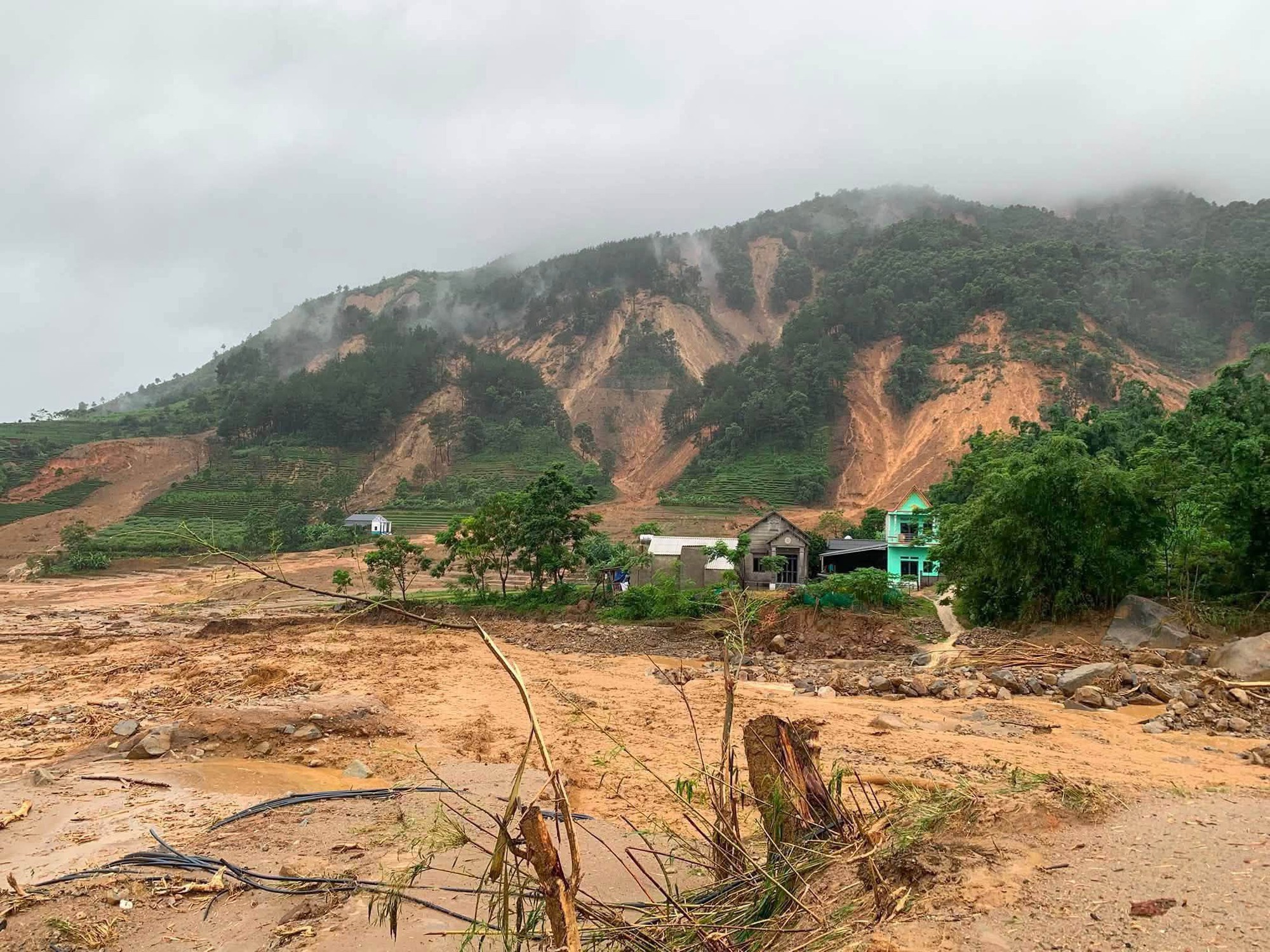 Mưa lớn dồn dập k&eacute;o d&agrave;i, Bắc Bộ đối mặt nguy cơ lũ qu&eacute;t, sạt lở đất đến khi n&agrave;o?- Ảnh 1.