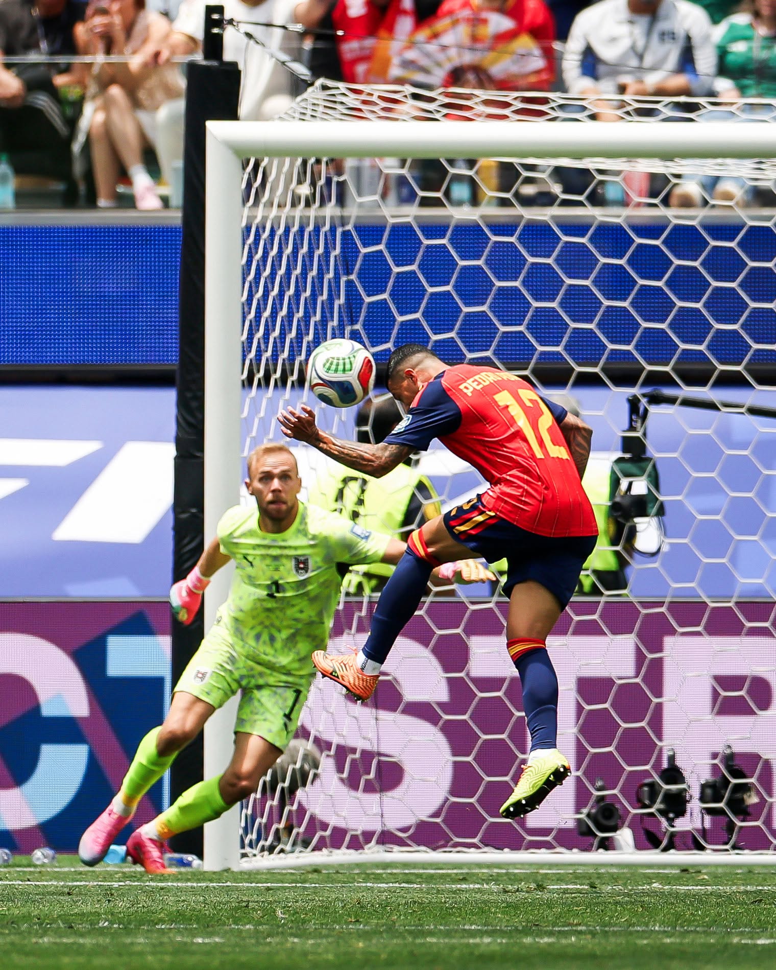 T&acirc;y Ban Nha đ&egrave; bẹp &Aacute;o 3-0, chấm dứt 16 năm chờ đợi ở v&ograve;ng knock-out World Cup - Ảnh 2.