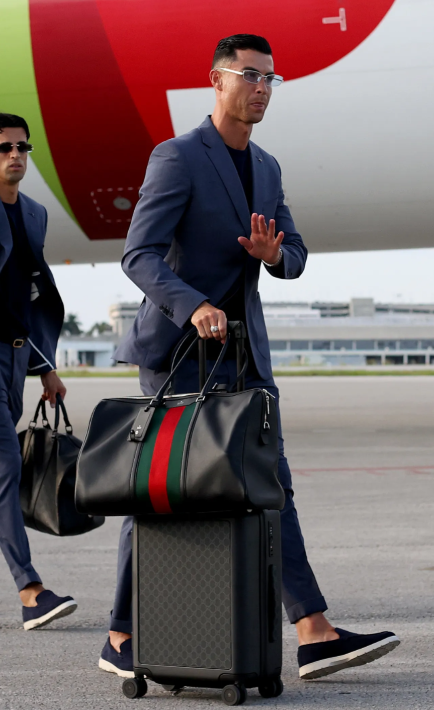 Sốc chưa: Ronaldo mặc bộ đồ giá triệu đô vẫn bị chấm 0 điểm thời trang tại World Cup, thua xa Messi- Ảnh 1.