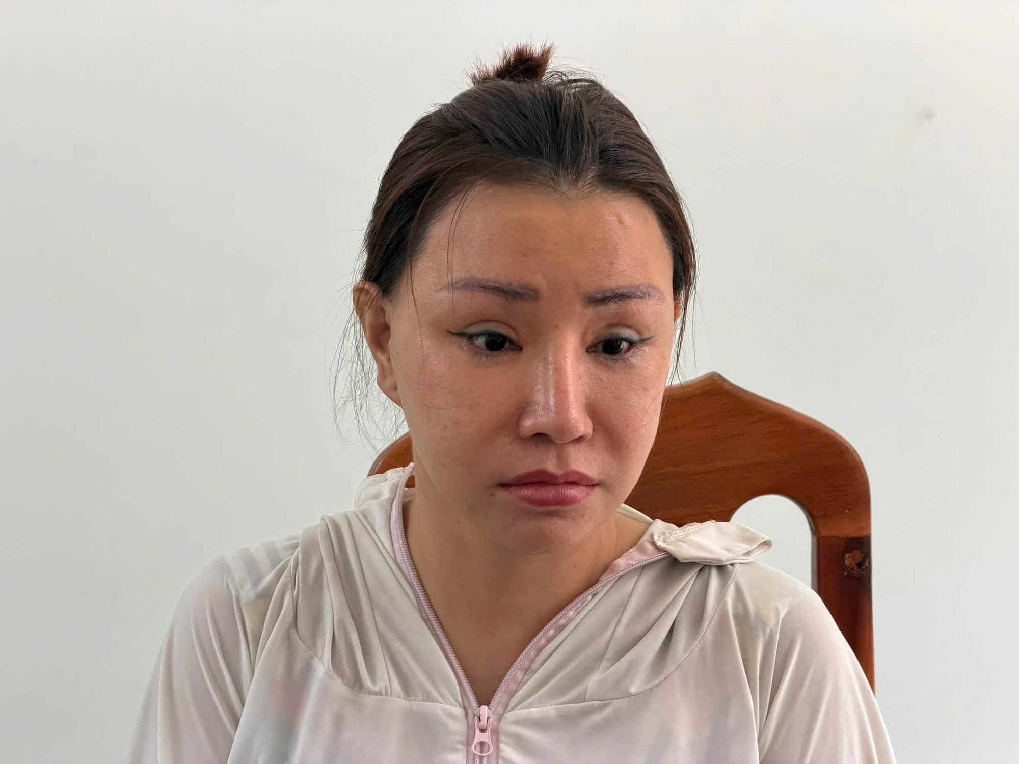 Kh&aacute;m x&eacute;t nơi ở, bắt tạm giam người phụ nữ bu&ocirc;n thuốc truyền trắng L&ecirc; Trần Thảo- Ảnh 7.