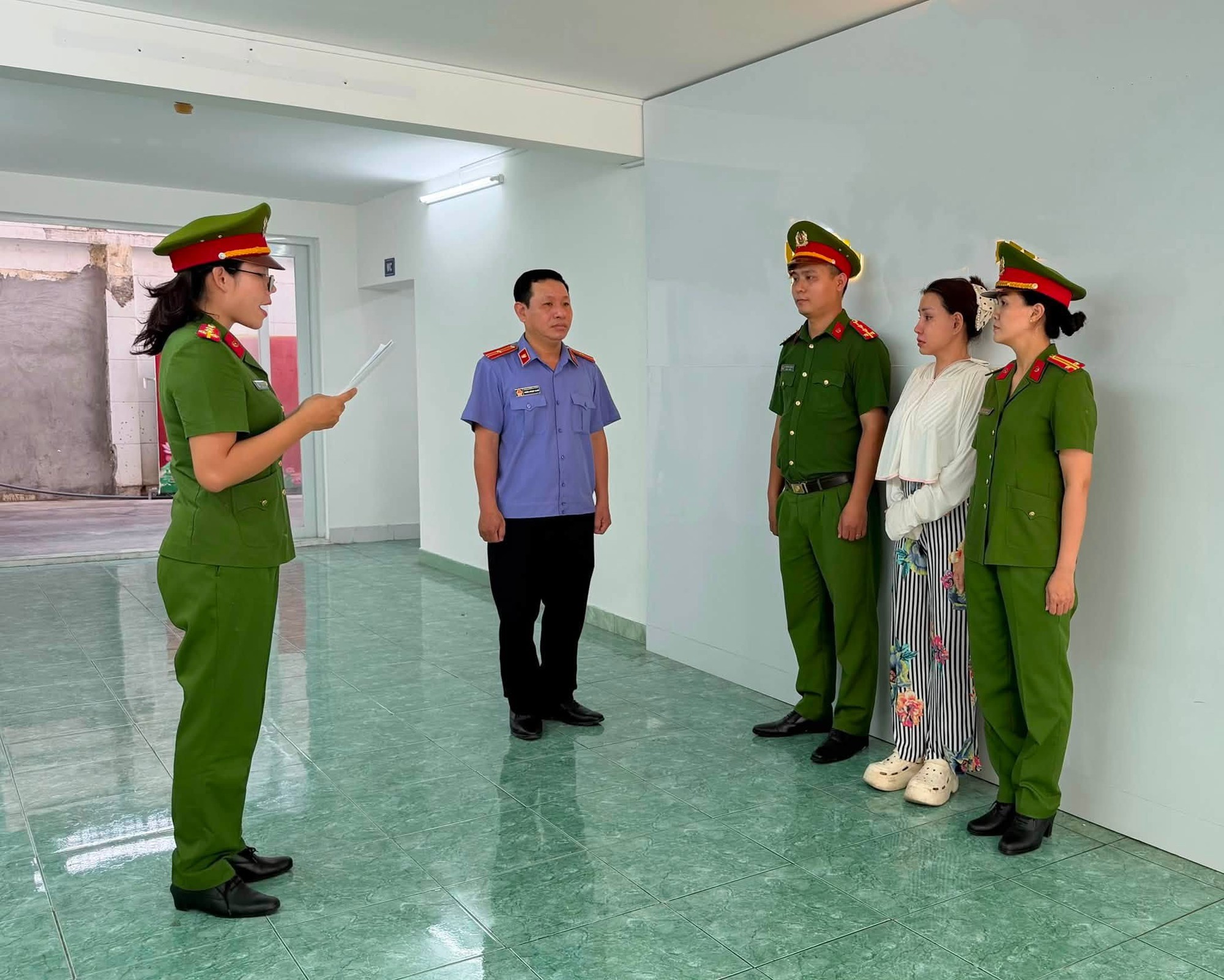 Kh&aacute;m x&eacute;t nơi ở, bắt tạm giam người phụ nữ bu&ocirc;n thuốc truyền trắng L&ecirc; Trần Thảo- Ảnh 4.