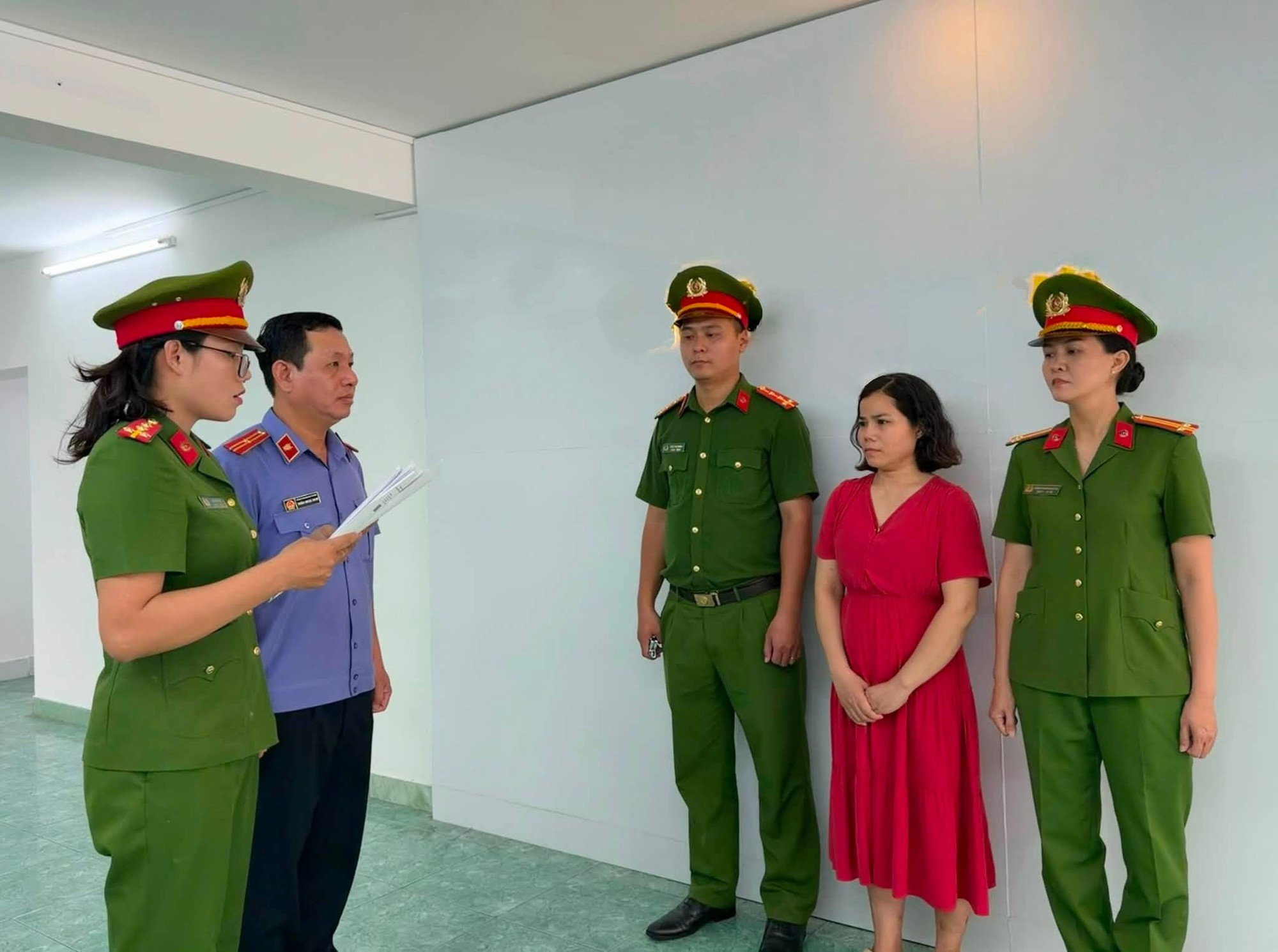 Kh&aacute;m x&eacute;t nơi ở, bắt tạm giam người phụ nữ bu&ocirc;n thuốc truyền trắng L&ecirc; Trần Thảo- Ảnh 2.
