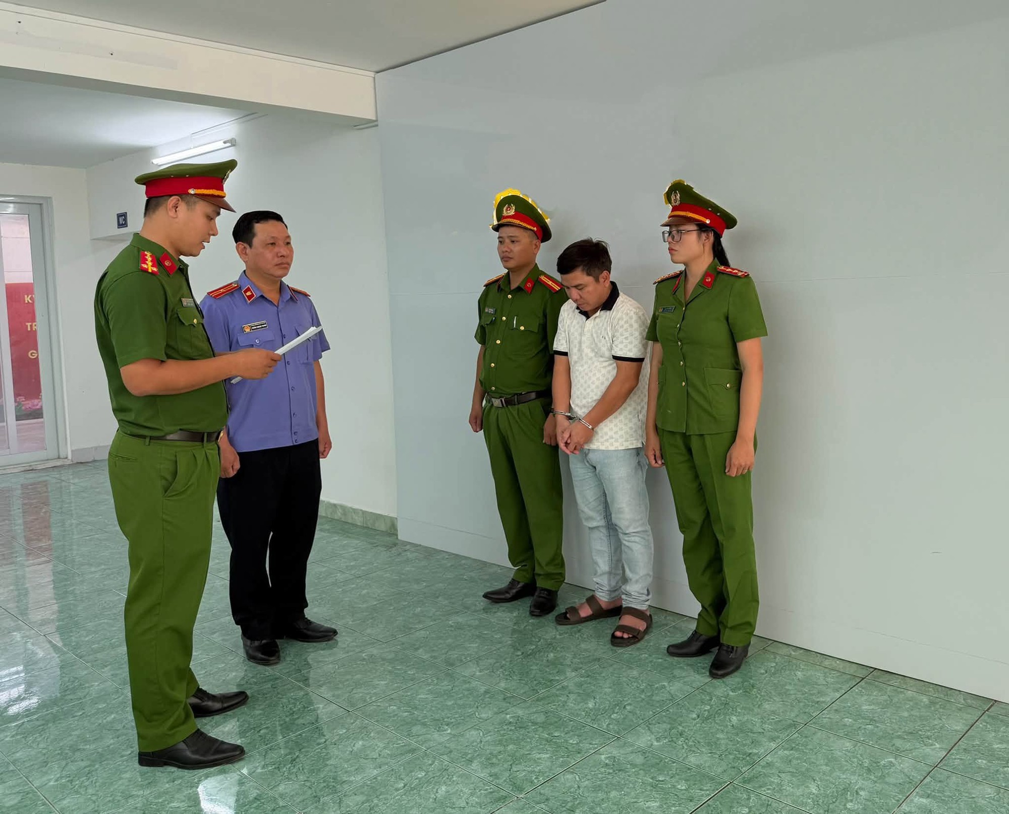 Kh&aacute;m x&eacute;t nơi ở, bắt tạm giam người phụ nữ bu&ocirc;n thuốc truyền trắng L&ecirc; Trần Thảo- Ảnh 3.