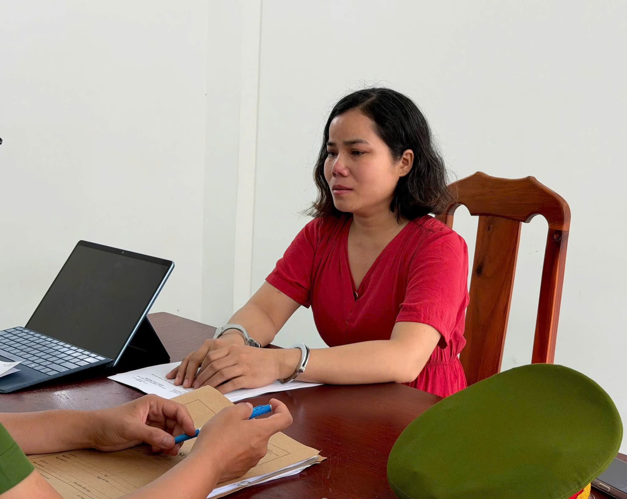 Kh&aacute;m x&eacute;t nơi ở, bắt tạm giam người phụ nữ bu&ocirc;n thuốc truyền trắng L&ecirc; Trần Thảo- Ảnh 6.