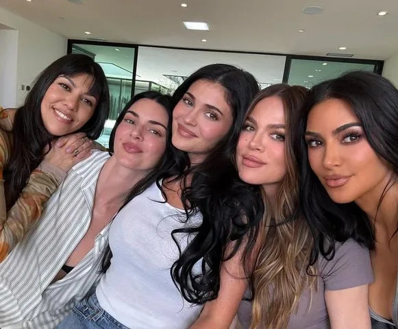 Nhà Kardashian - Jenner và những ngã rẽ tình yêu: Người hạnh phúc, người chọn độc thân - Ảnh 1.