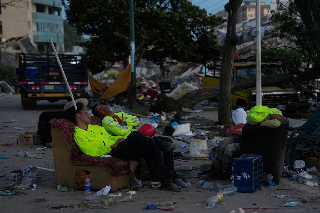 Venezuela tuyên bố quốc tang 7 ngày tưởng nhớ các nạn nhân động đất - Ảnh 2.