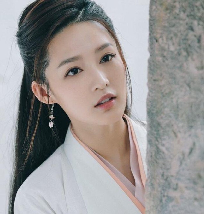 Lộ diện mỹ nh&acirc;n l&agrave; Nữ thần Kim Ưng 2026: Đ&oacute;a bạch tr&agrave; đẹp nhất vườn hoa, visual chả k&eacute;m Lưu Diệc Phi- Ảnh 7.