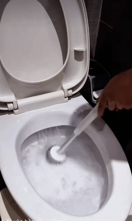 "Học lỏm" tr&ecirc;n mạng bỏ đ&aacute; v&agrave;o bồn cầu để l&agrave;m sạch: Kh&ocirc;ng ngờ lại nhanh gọn, hiệu nghiệm đến vậy!- Ảnh 11.