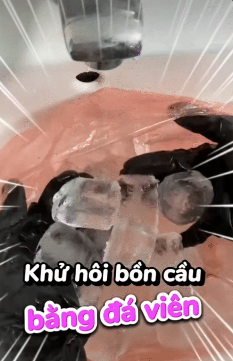 "Học lỏm" tr&ecirc;n mạng bỏ đ&aacute; v&agrave;o bồn cầu để l&agrave;m sạch: Kh&ocirc;ng ngờ lại nhanh gọn, hiệu nghiệm đến vậy!- Ảnh 4.