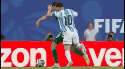 Tranh c&atilde;i Balogun của Mỹ phạm lỗi từ ph&iacute;a sau nhận thẻ đỏ rời s&acirc;n, c&ograve;n Messi l&agrave;m điều tương tự lại tho&aacute;t thẻ phạt?- Ảnh 4.