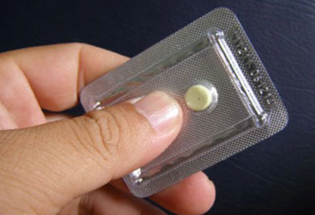 Người phụ nữ 32 tuổi "m&aacute;u trắng đục như sữa" v&igrave; thứ quen thuộc trong tủ thuốc - Ảnh 2.